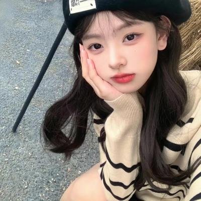 9顶假发的女孩
